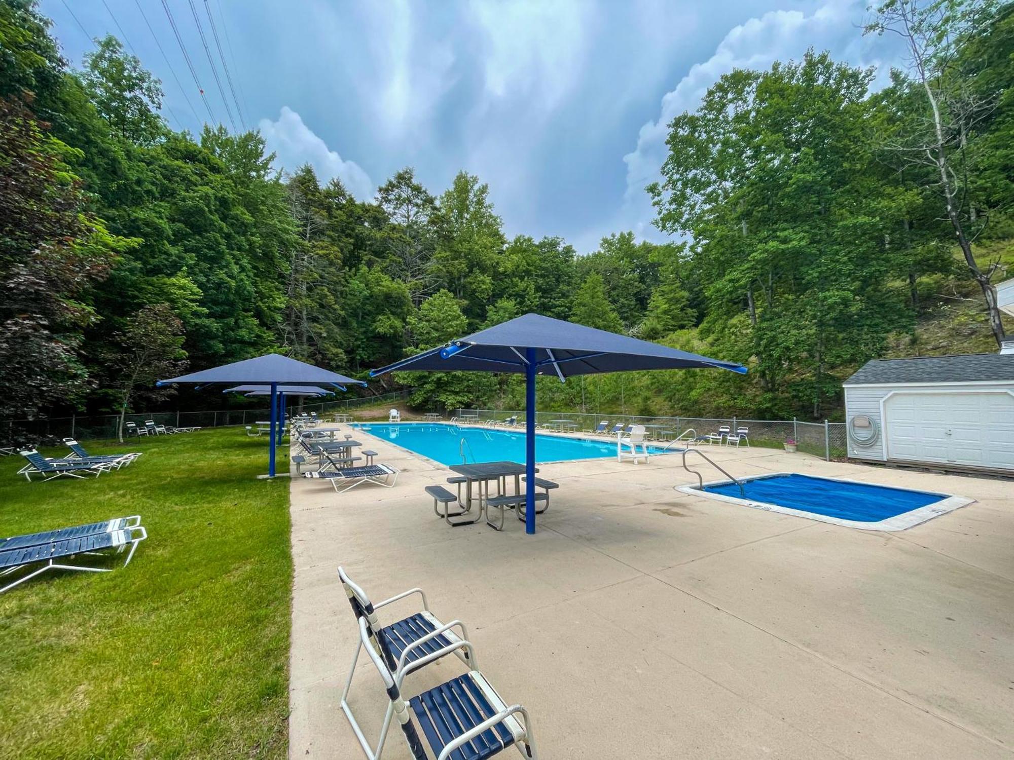 Premier Cozy Cabin - Free Amenities & Comm Indoor Pools Bushkill Exterior photo